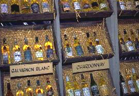 Botellas de vino expuestas en una estanteria